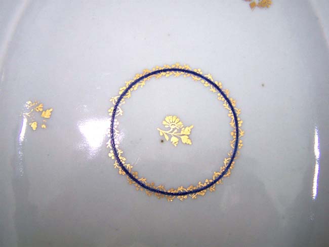 A late 18th century Chinese Export Armorial blue and white serving dish with gilt decoration circa 1785. — image 2